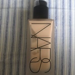 BNWB NARS All Day Luminous Weightless Foundation